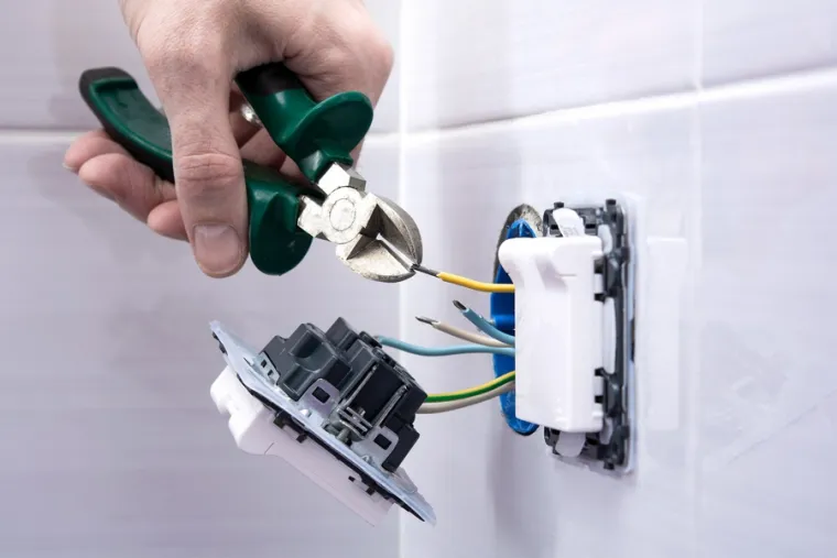 Prise de courant de salle de bain aux normes, Bourg-en-Bresse, Cycle Elec